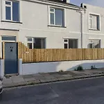 Park House - Very Spacious 4 Bed House, Games Room, Free Netflix, Close To Argyle, In The Heart Of Plymouth - Dogs Welcome - Hosted By Absolute Accommodation Plymouth