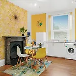 Beautiful Marseille Boutique - Sleeps 4