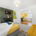 Beautiful Marseille Boutique - Sleeps 4