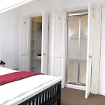 The Hideaway, Victorian Townhouse Apartment With Parking
