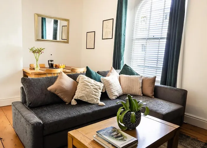 Central Plymouth Georgian Apartment - Sleeps 5 - Private Parking - By Habita Property