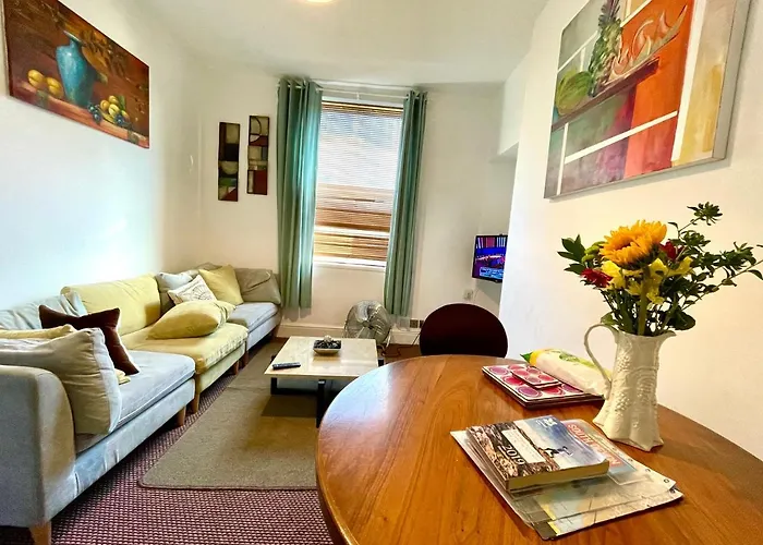 4 Bedroomed Maisonette In City Centre, Near Barbican & Seafront