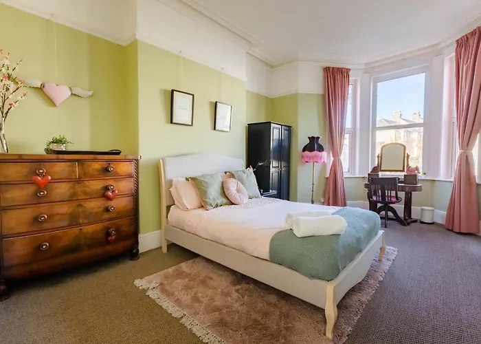 5-Bed House With Distant Sea Views In Plymouth