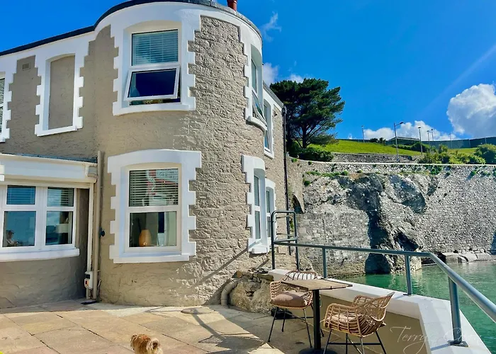 Seafront Cottage - Beach Access - Pet Friendly
