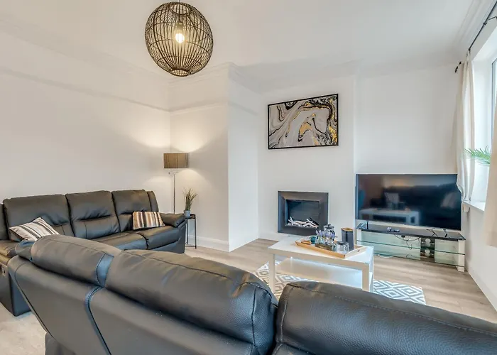 Park House - Very Spacious 4 Bed House, Games Room, Free Netflix, Close To Argyle, In The Heart Of Plymouth - Dogs Welcome - Hosted By Absolute Accommodation Plymouth