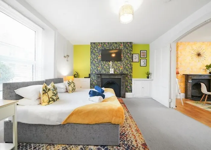 Beautiful Marseille Boutique - Sleeps 4