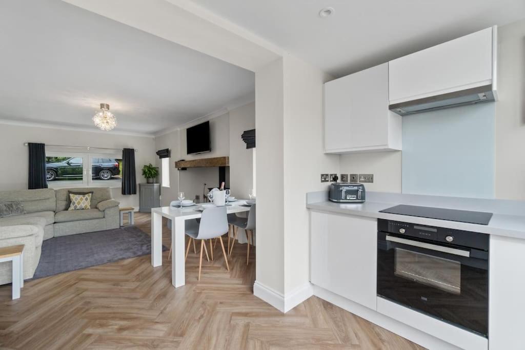 White Stunning Contemporary 2 Bedroom 2 Ensuite Annex With Hot Tub * Plymouth