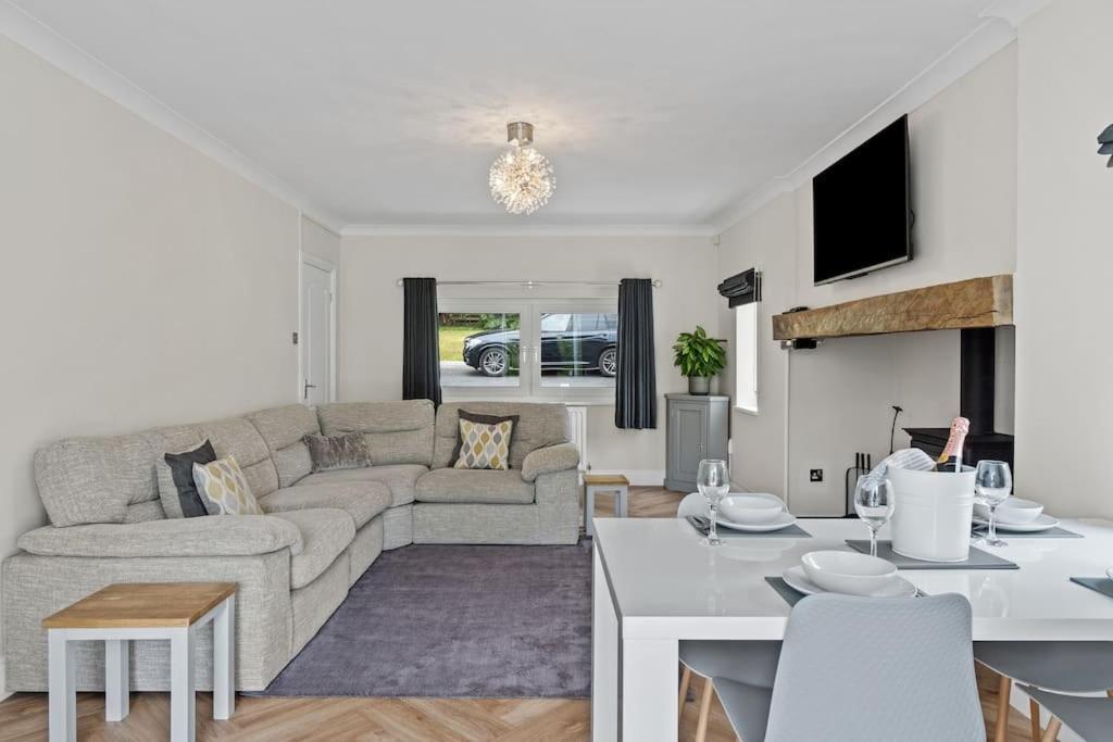 Holiday home White Stunning Contemporary 2 Bedroom 2 Ensuite Annex With Hot Tub