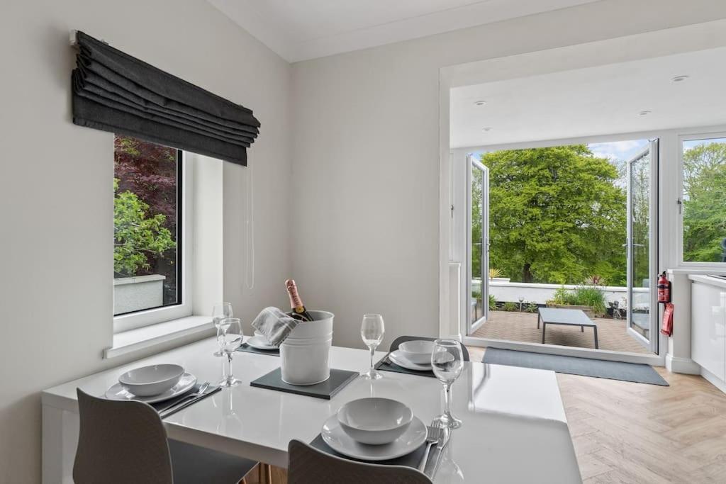 White Stunning Contemporary 2 Bedroom 2 Ensuite Annex With Hot Tub Plymouth