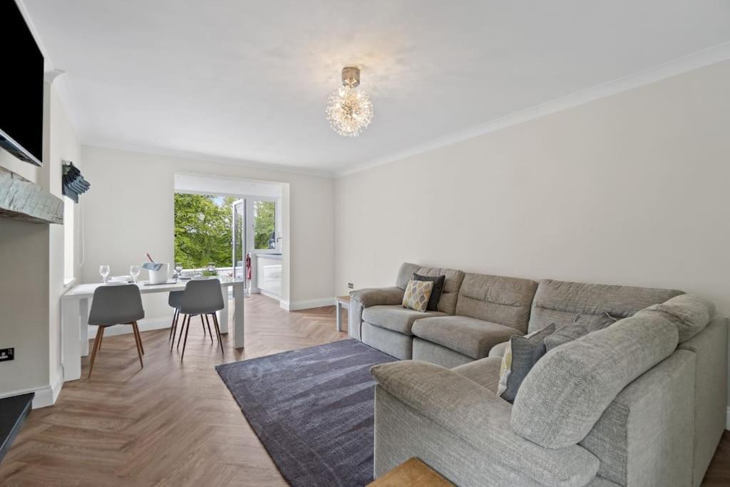 Holiday home White Stunning Contemporary 2 Bedroom 2 Ensuite Annex With Hot Tub Plymouth