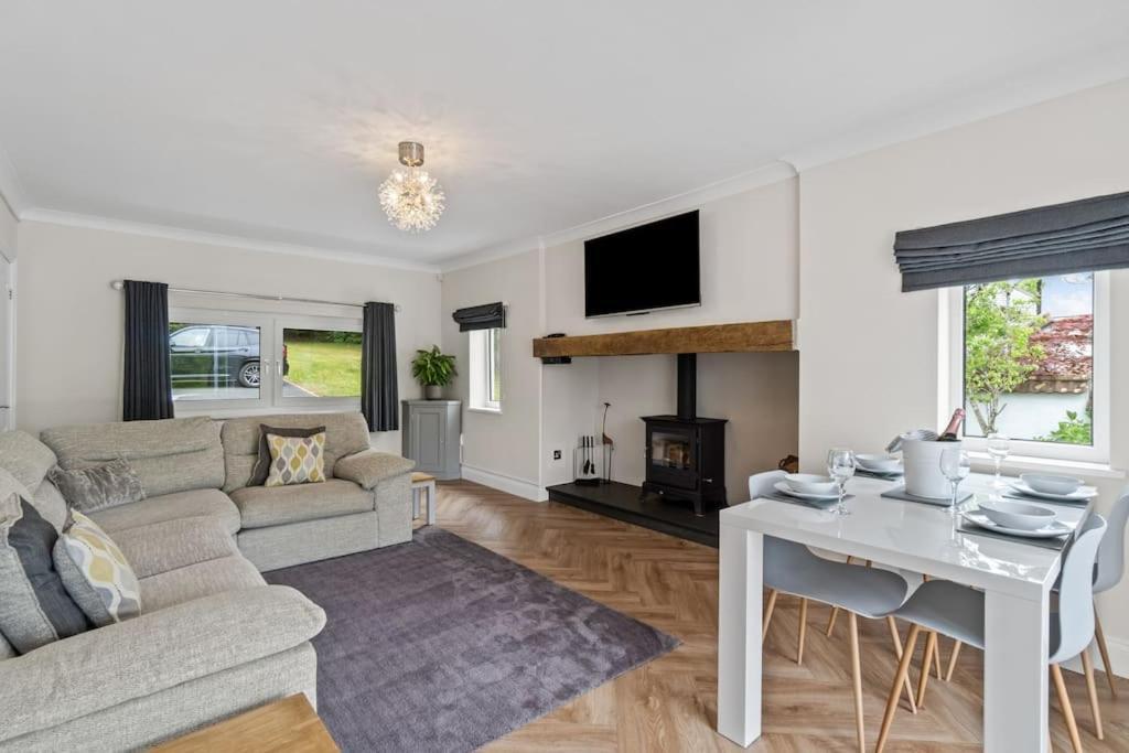 Holiday home White Stunning Contemporary 2 Bedroom 2 Ensuite Annex With Hot Tub *
