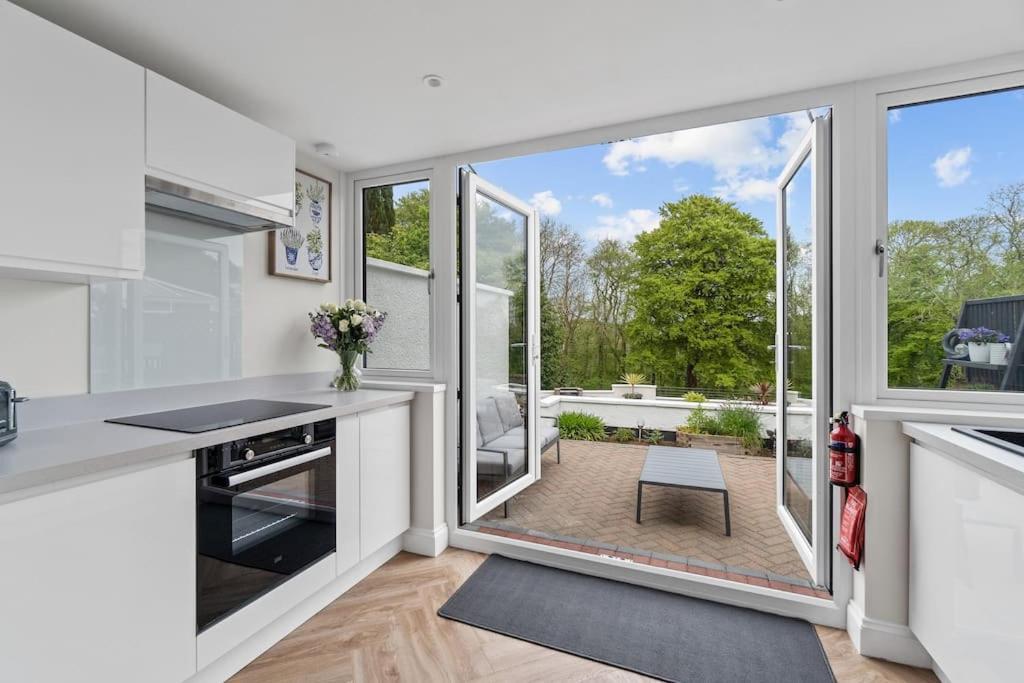 White Stunning Contemporary 2 Bedroom 2 Ensuite Annex With Hot Tub Holiday home