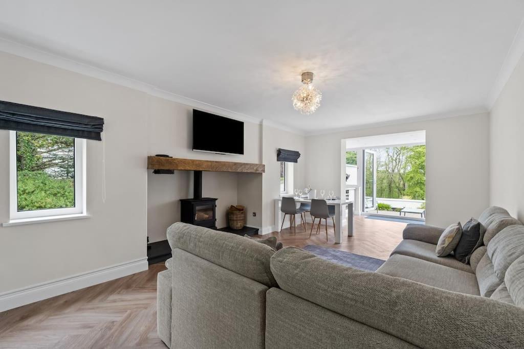 White Stunning Contemporary 2 Bedroom 2 Ensuite Annex With Hot Tub * Plymouth