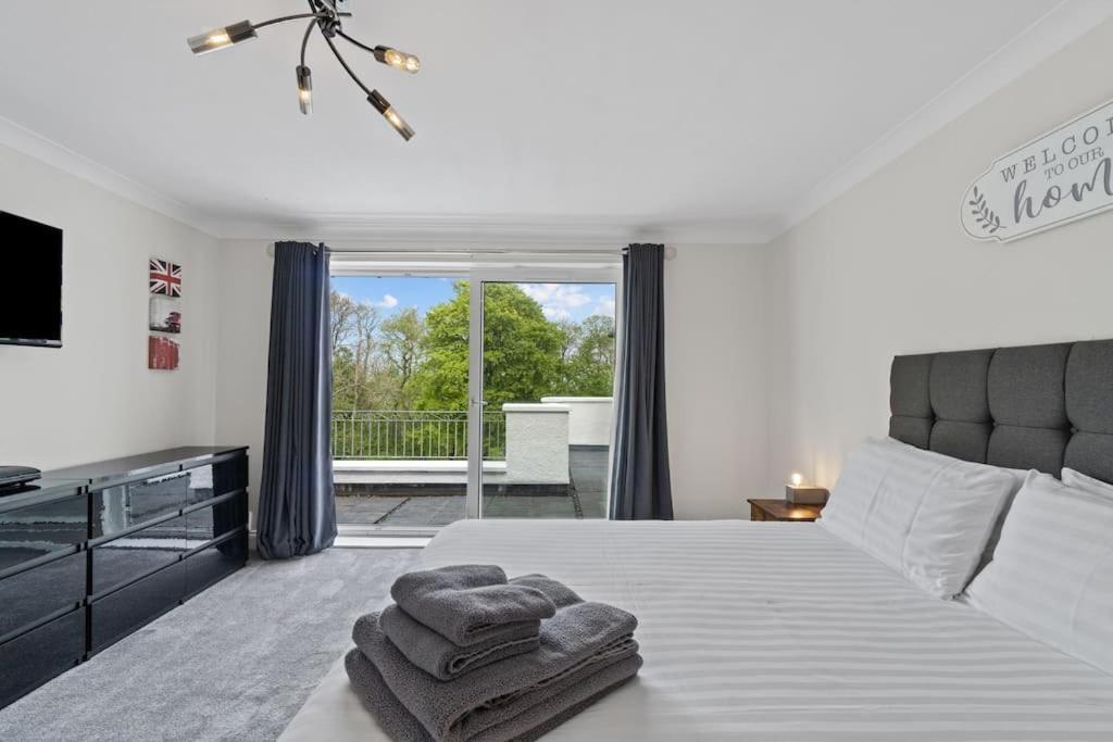 Holiday home White Stunning Contemporary 2 Bedroom 2 Ensuite Annex With Hot Tub