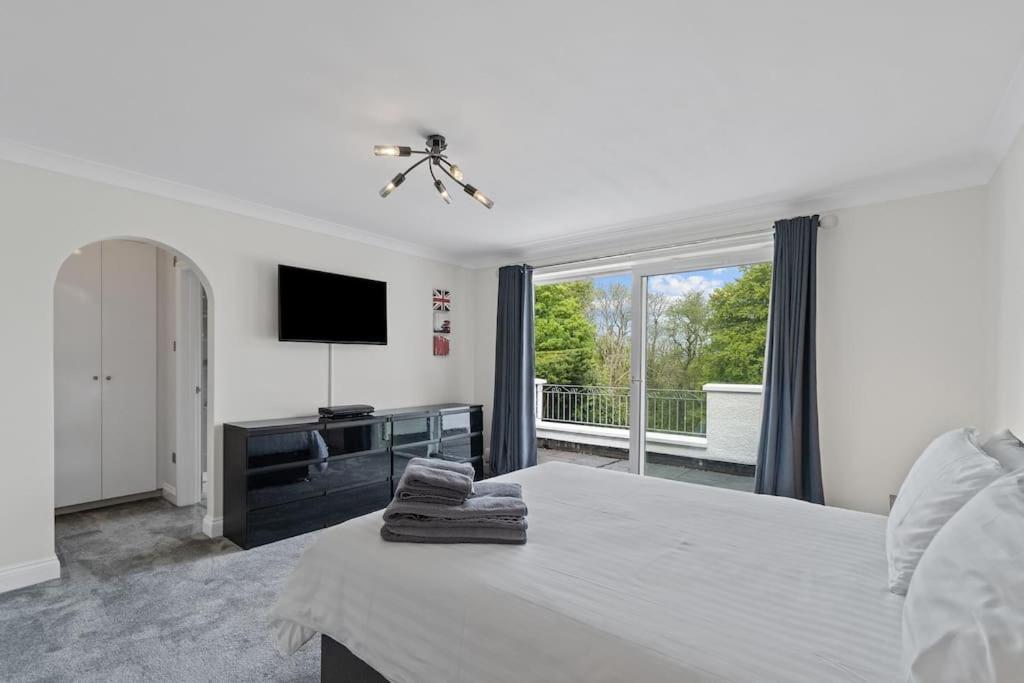 Holiday home White Stunning Contemporary 2 Bedroom 2 Ensuite Annex With Hot Tub Plymouth