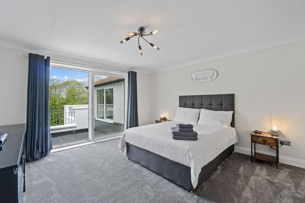 White Stunning Contemporary 2 Bedroom 2 Ensuite Annex With Hot Tub Plymouth