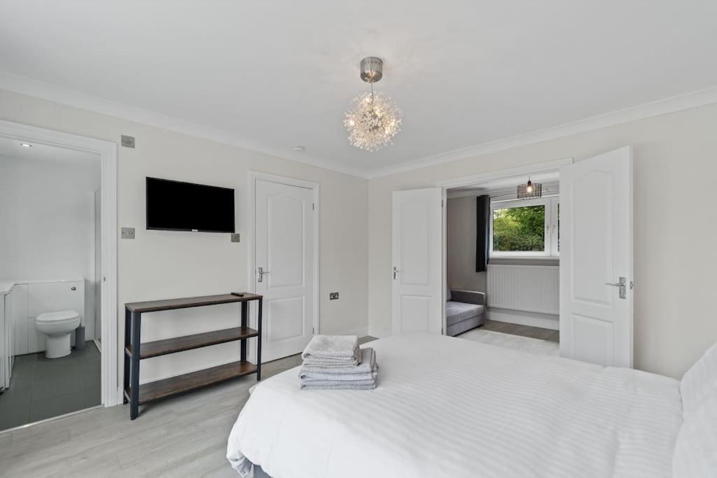 White Stunning Contemporary 2 Bedroom 2 Ensuite Annex With Hot Tub *