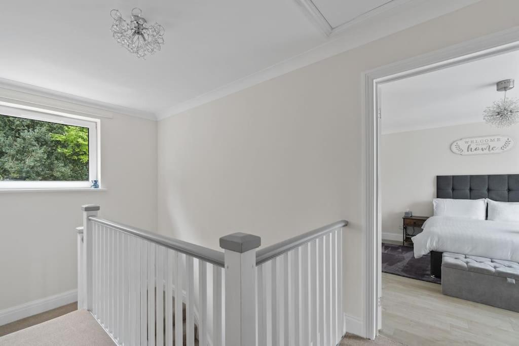 White Stunning Contemporary 2 Bedroom 2 Ensuite Annex With Hot Tub * Plymouth