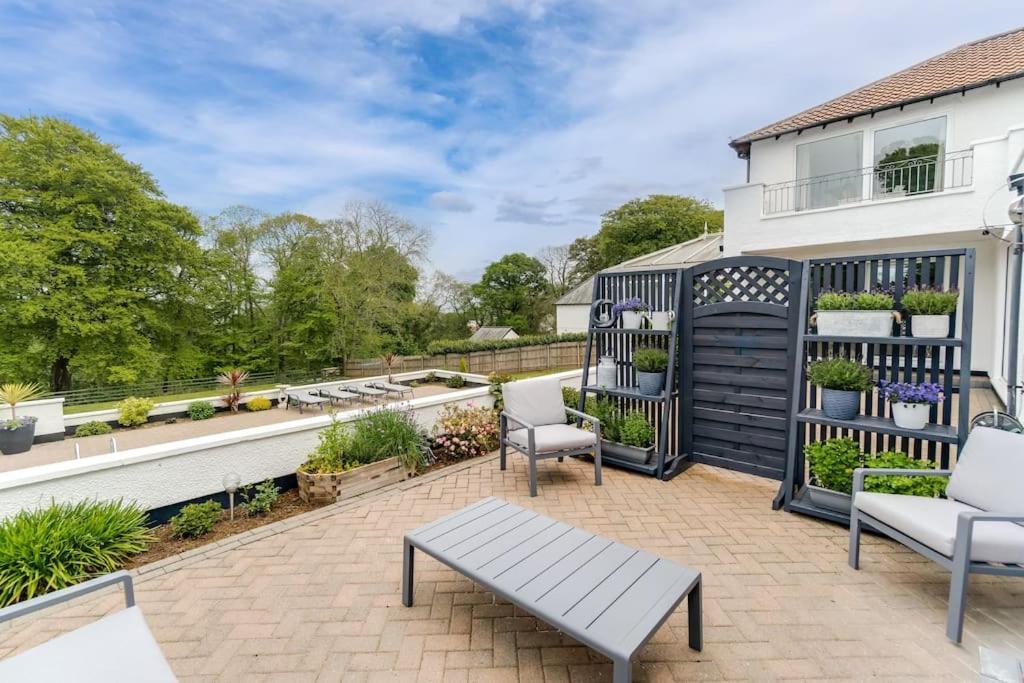 White Stunning Contemporary 2 Bedroom 2 Ensuite Annex With Hot Tub *