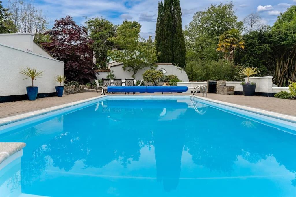Holiday home White Stunning Contemporary 2 Bedroom 2 Ensuite Annex With Hot Tub Plymouth