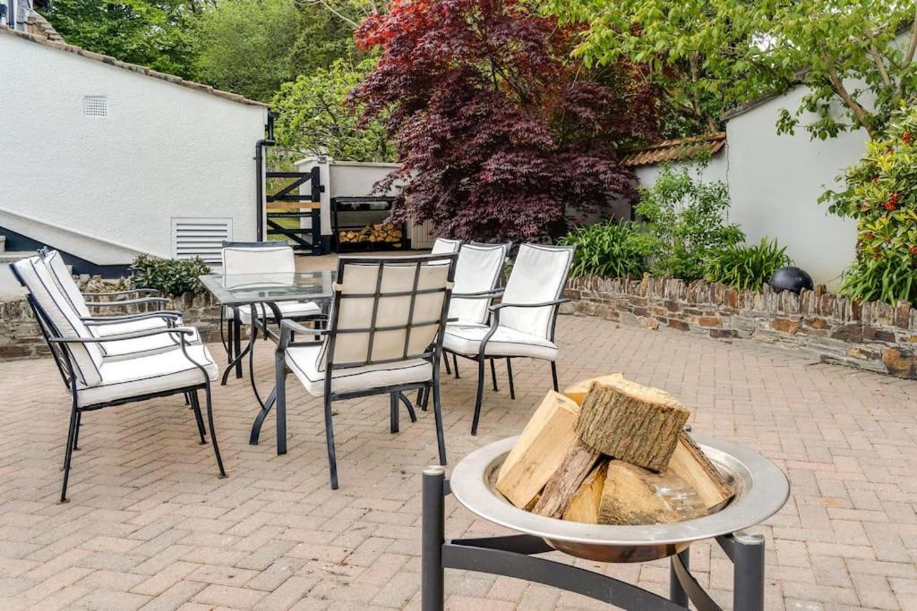 White Stunning Contemporary 2 Bedroom 2 Ensuite Annex With Hot Tub Plymouth