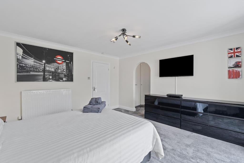 Holiday home White Stunning Contemporary 2 Bedroom 2 Ensuite Annex With Hot Tub