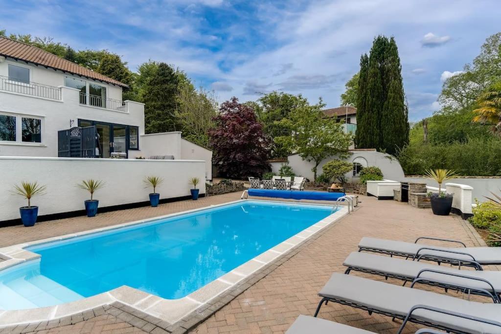 White Stunning Contemporary 2 Bedroom 2 Ensuite Annex With Hot Tub * Plymouth