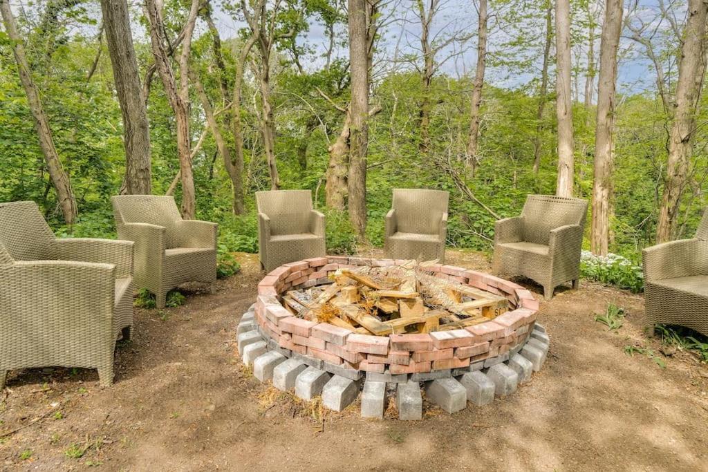 White Stunning Contemporary 2 Bedroom 2 Ensuite Annex With Hot Tub Holiday home Plymouth