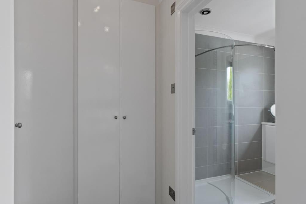 White Stunning Contemporary 2 Bedroom 2 Ensuite Annex With Hot Tub Holiday home Plymouth