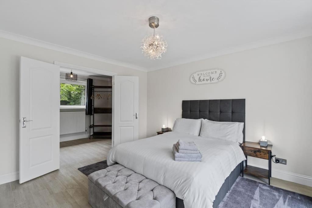 White Stunning Contemporary 2 Bedroom 2 Ensuite Annex With Hot Tub Holiday home