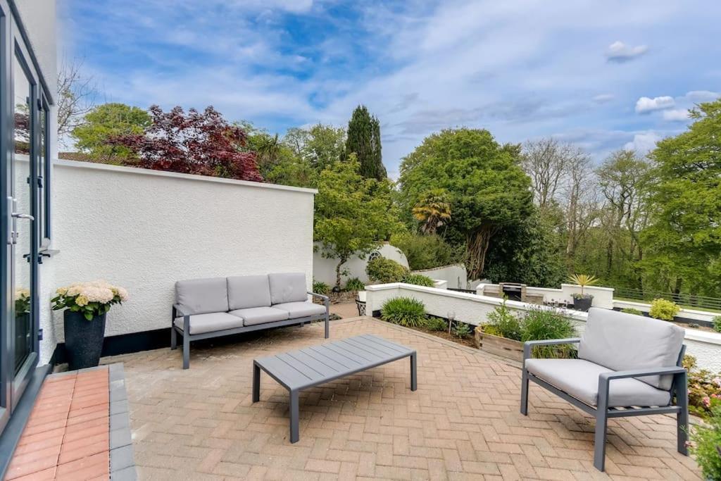 White Stunning Contemporary 2 Bedroom 2 Ensuite Annex With Hot Tub Holiday home Plymouth