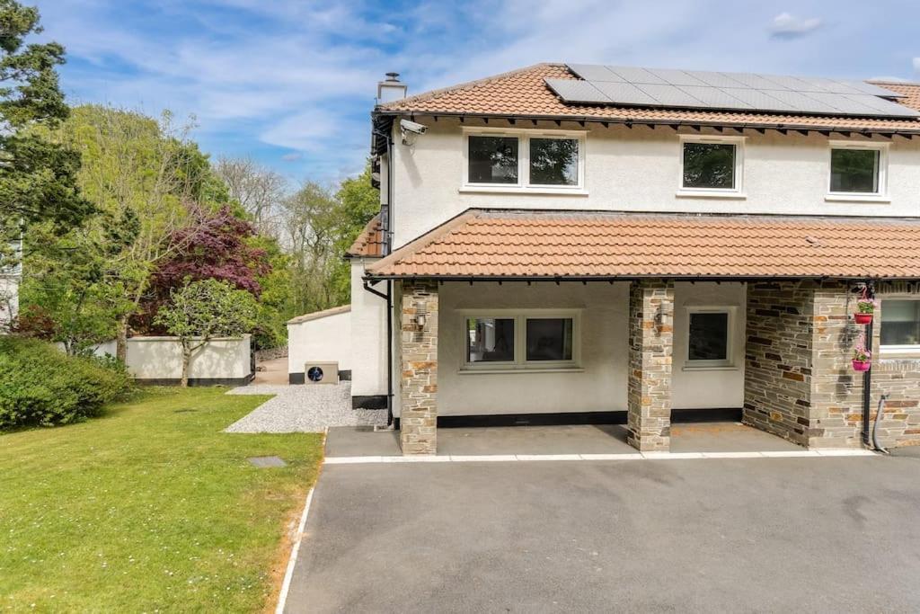 White Stunning Contemporary 2 Bedroom 2 Ensuite Annex With Hot Tub * Plymouth