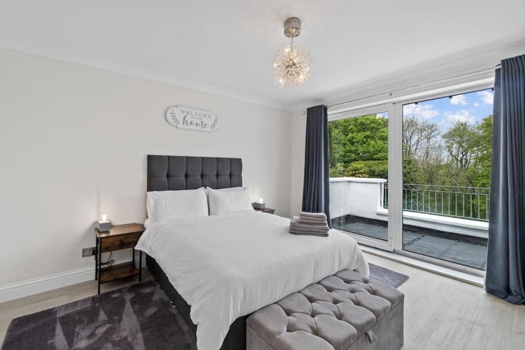 Holiday home White Stunning Contemporary 2 Bedroom 2 Ensuite Annex With Hot Tub