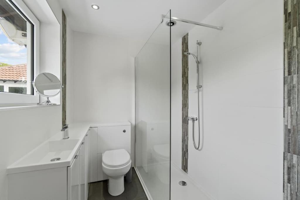 Holiday home White Stunning Contemporary 2 Bedroom 2 Ensuite Annex With Hot Tub *