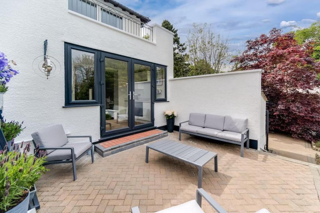 Holiday home White Stunning Contemporary 2 Bedroom 2 Ensuite Annex With Hot Tub Plymouth
