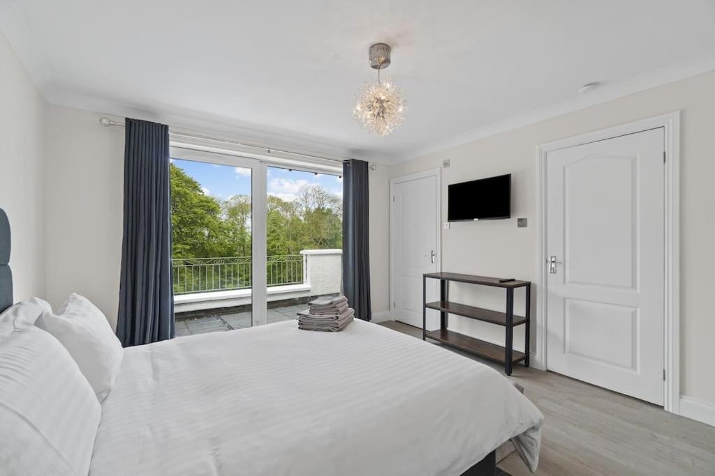 White Stunning Contemporary 2 Bedroom 2 Ensuite Annex With Hot Tub Holiday home *