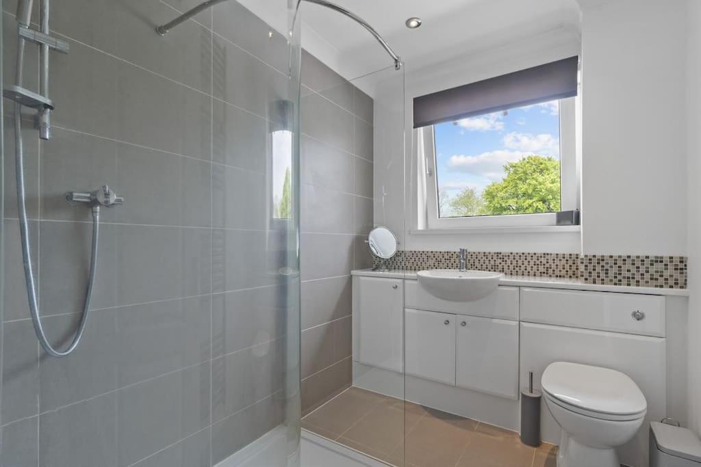 White Stunning Contemporary 2 Bedroom 2 Ensuite Annex With Hot Tub Holiday home