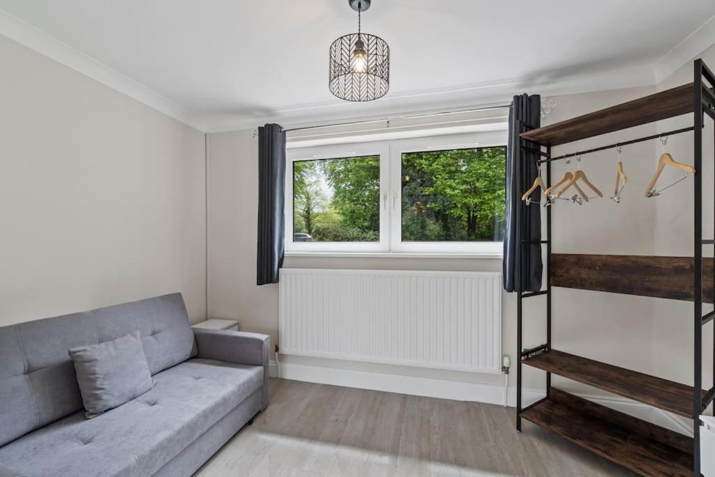 White Stunning Contemporary 2 Bedroom 2 Ensuite Annex With Hot Tub Holiday home *