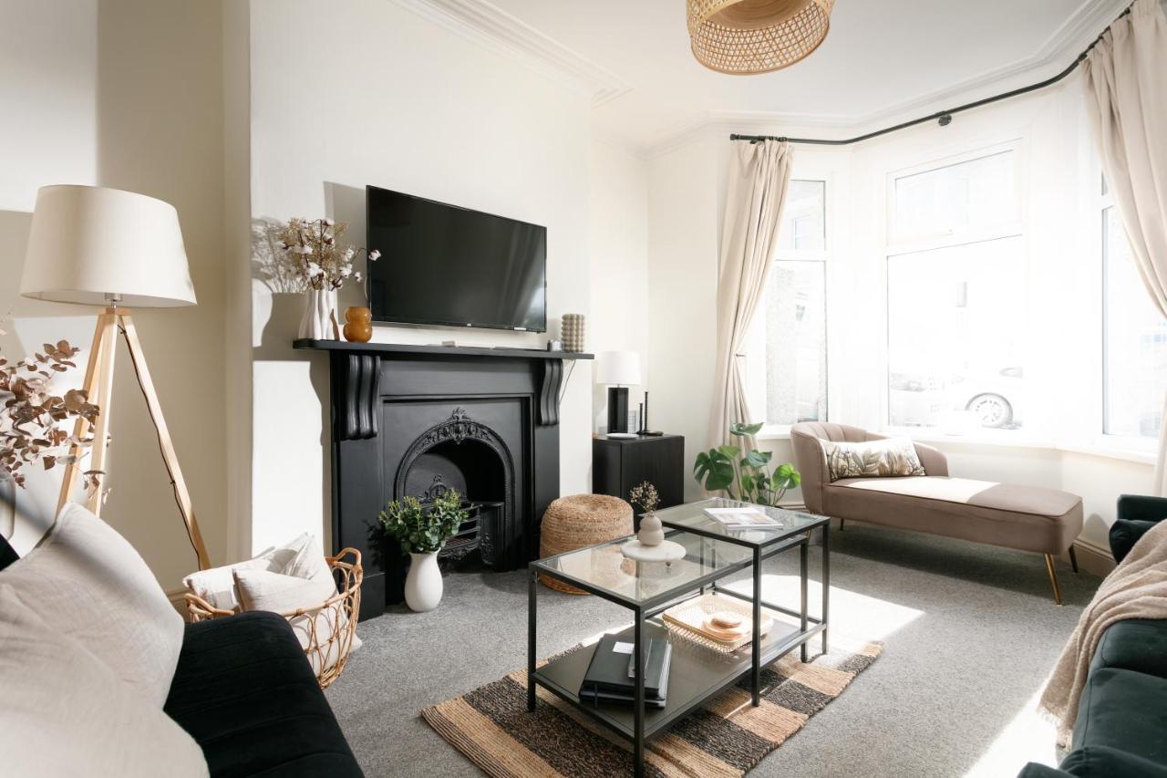 - Sleeps Up To 10 - Free On Street Parking - Pets Welcome - By Luxe Living Holiday home *