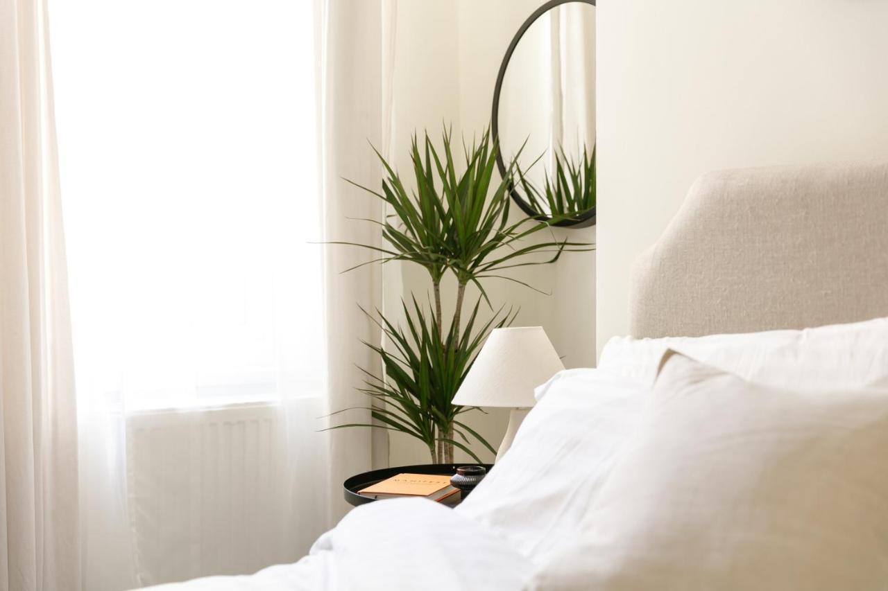 - Sleeps Up To 10 - Free On Street Parking - Pets Welcome - By Luxe Living Holiday home *