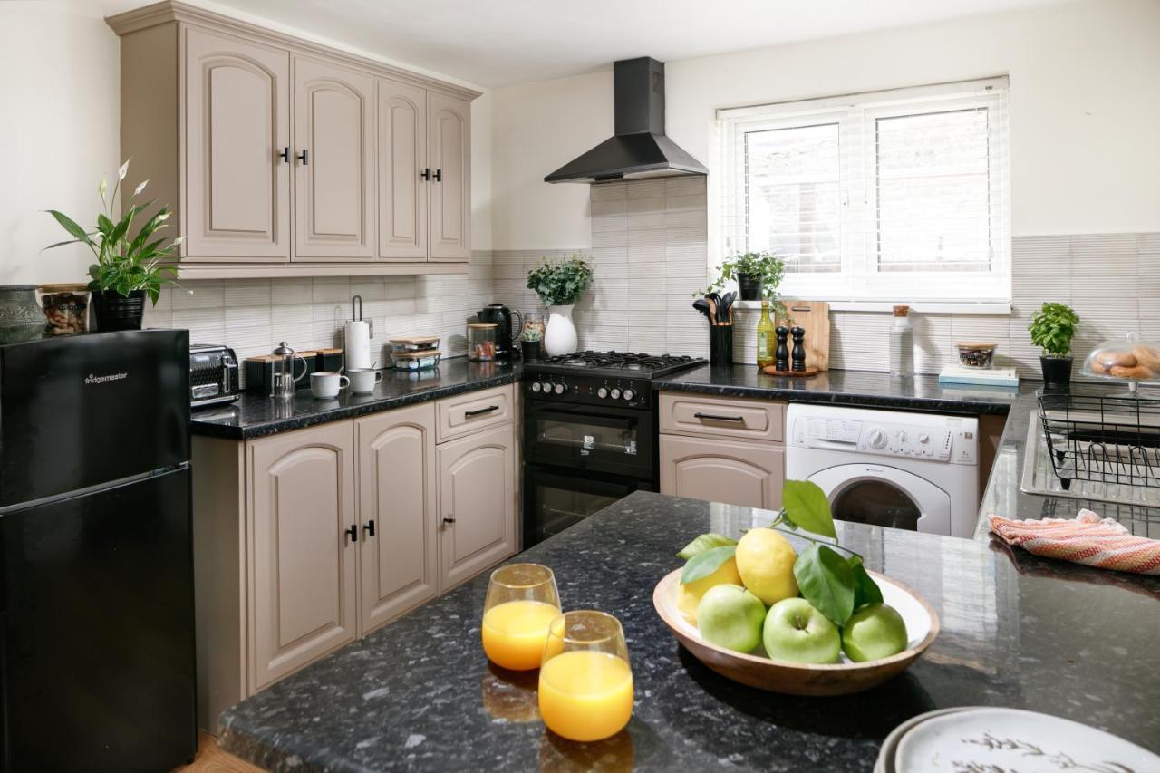 - Sleeps Up To 10 - Free On Street Parking - Pets Welcome - By Luxe Living Holiday home
