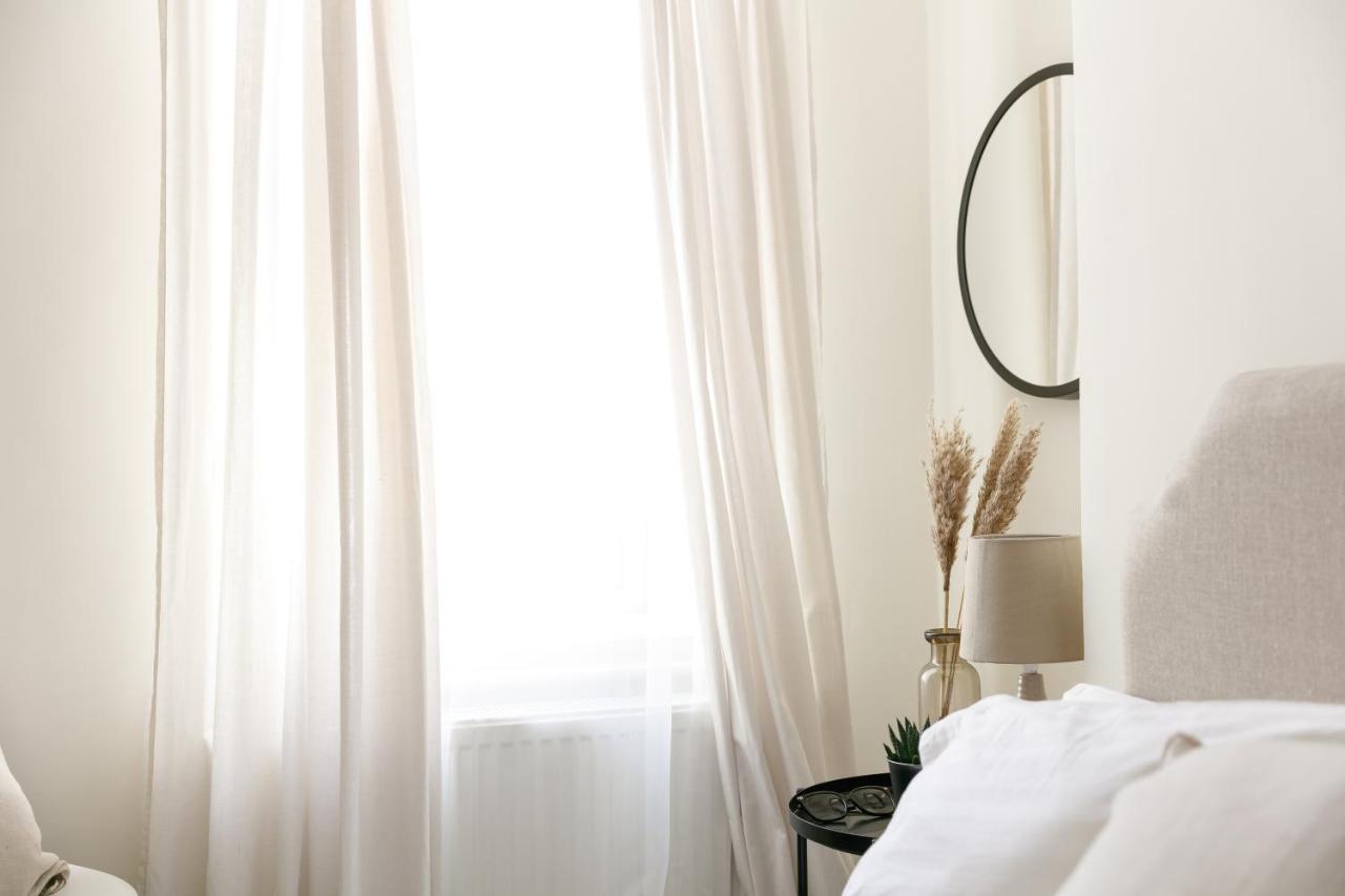 - Sleeps Up To 10 - Free On Street Parking - Pets Welcome - By Luxe Living Holiday home Plymouth