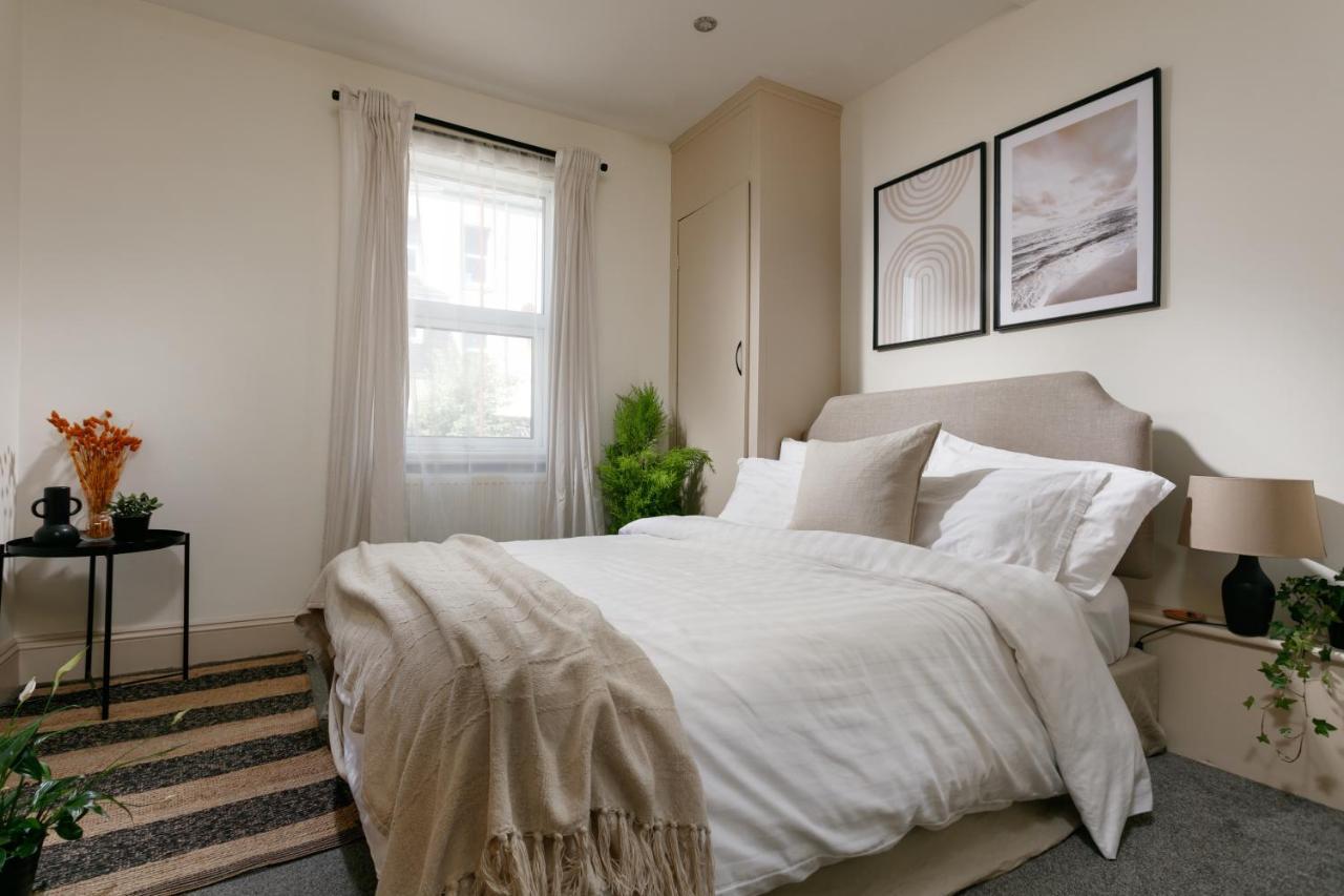 - Sleeps Up To 10 - Free On Street Parking - Pets Welcome - By Luxe Living