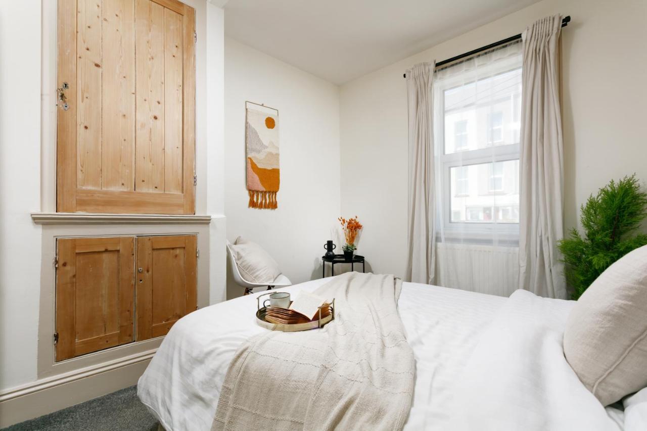 - Sleeps Up To 10 - Free On Street Parking - Pets Welcome - By Luxe Living * Plymouth