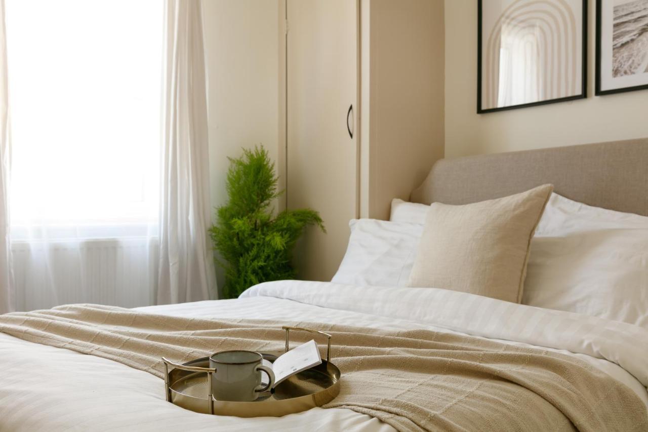 - Sleeps Up To 10 - Free On Street Parking - Pets Welcome - By Luxe Living