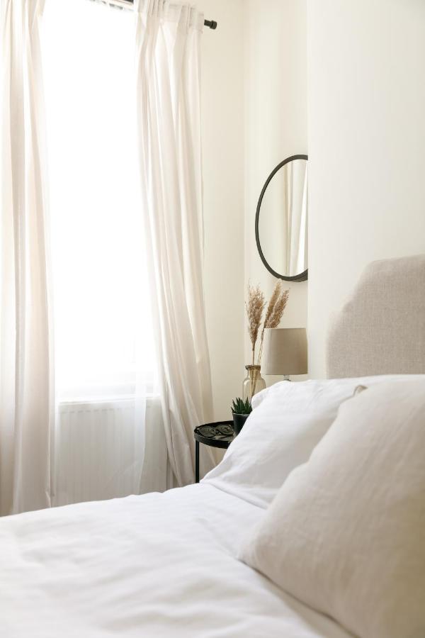 - Sleeps Up To 10 - Free On Street Parking - Pets Welcome - By Luxe Living Holiday home *
