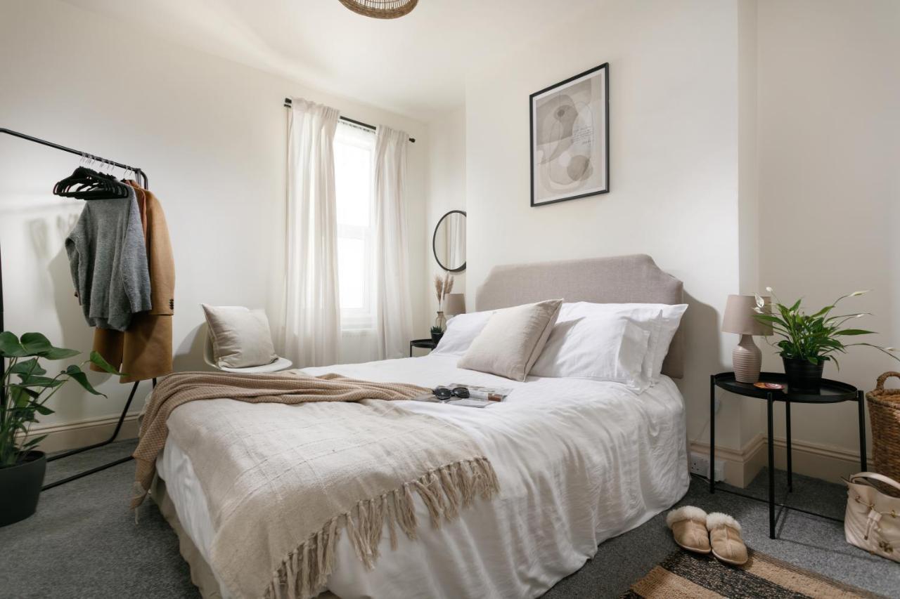 - Sleeps Up To 10 - Free On Street Parking - Pets Welcome - By Luxe Living