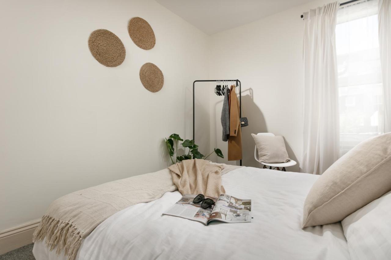 - Sleeps Up To 10 - Free On Street Parking - Pets Welcome - By Luxe Living