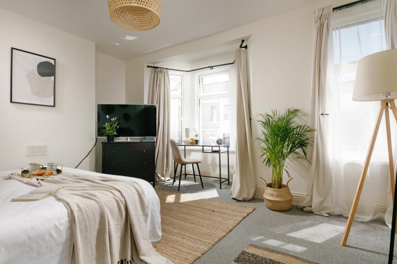 - Sleeps Up To 10 - Free On Street Parking - Pets Welcome - By Luxe Living * Plymouth