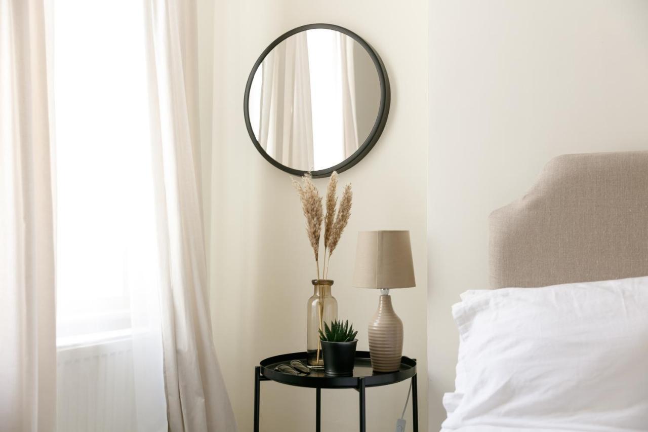 - Sleeps Up To 10 - Free On Street Parking - Pets Welcome - By Luxe Living